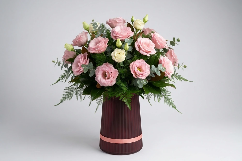Arranjo Elegante com Lisianthus Rosas em Vaso de Vidro