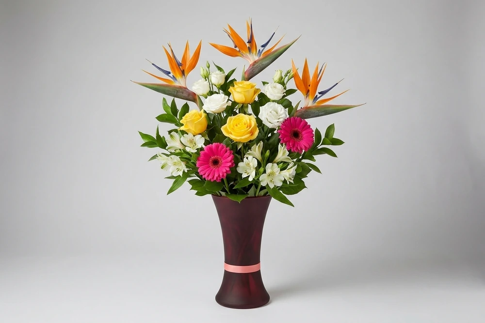 Arranjo Tropical com Ave-do-Paraíso, Rosas e Lisianthus na Vaso de Vidro