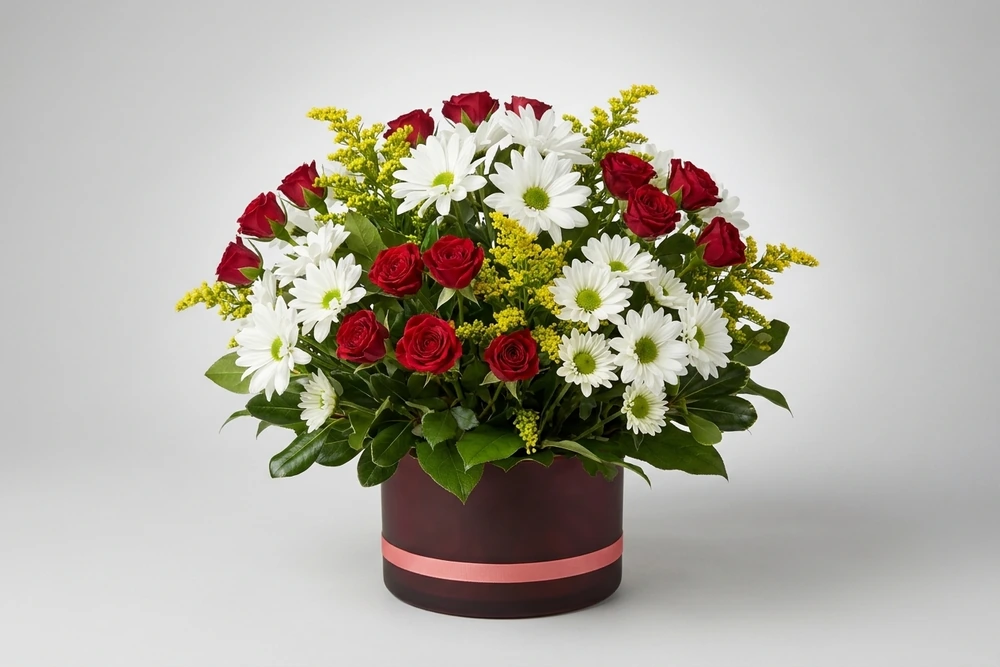 Arranjo de Mini Rosas e Margaridas no Vaso de Vidro